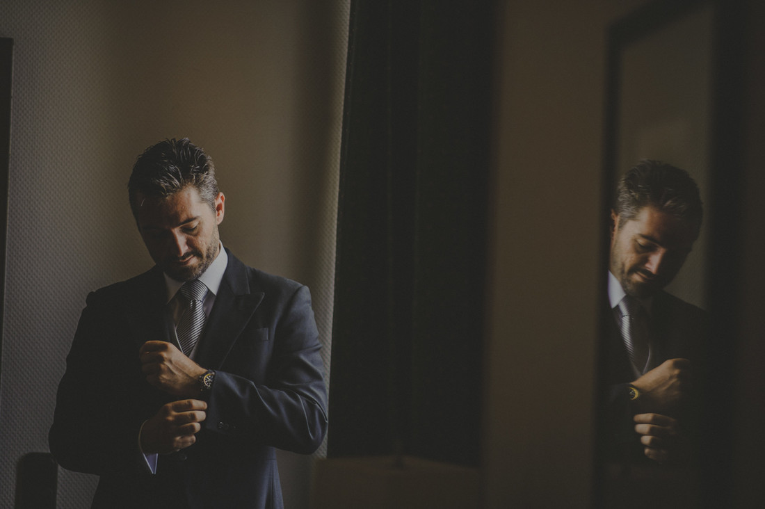 fotos novio vistiéndose