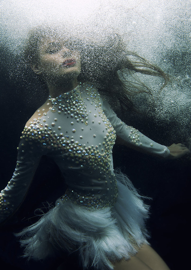 underwater fashion photographer